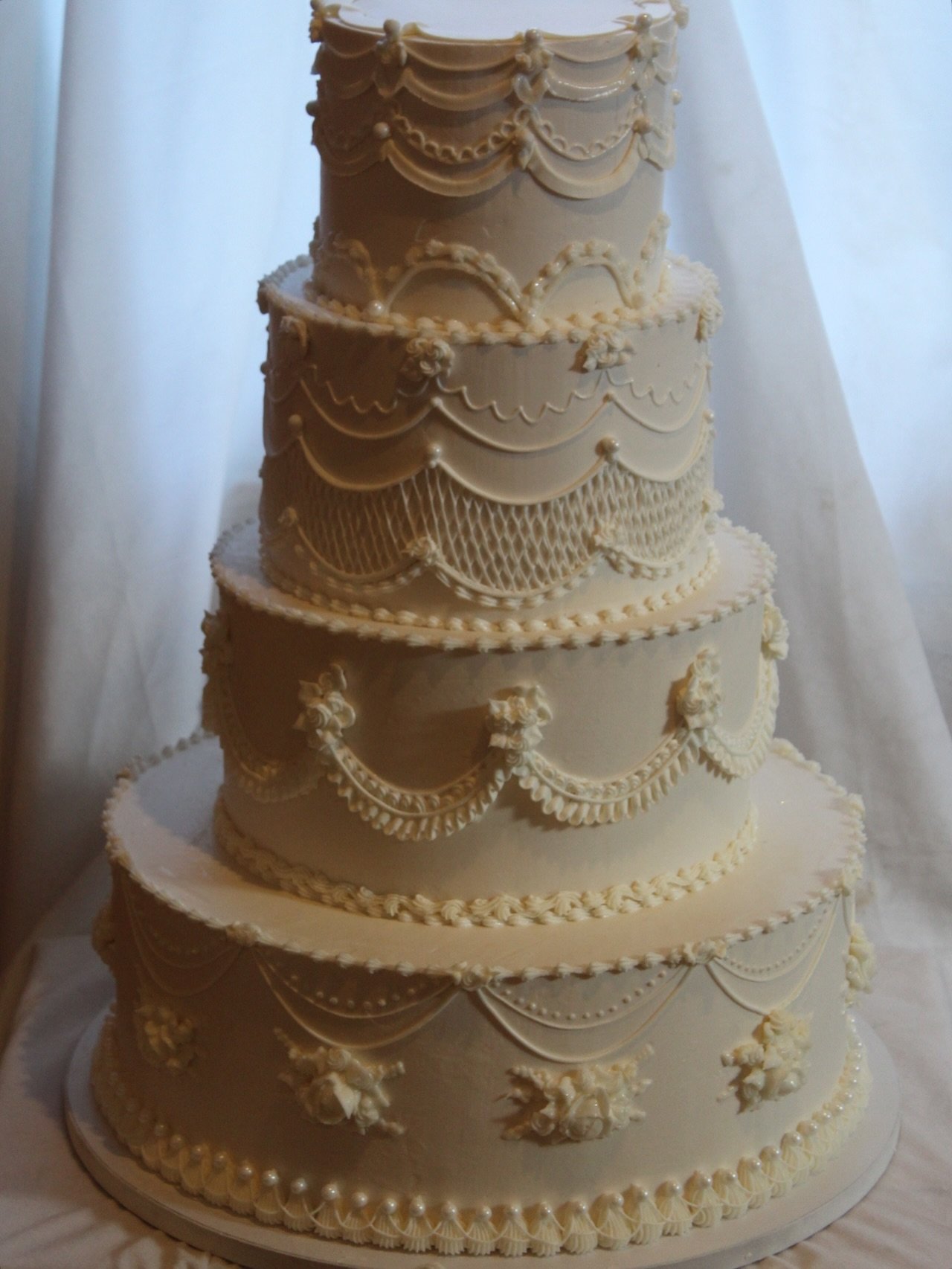 For Amber &amp; Stephen🤍💍 

6+8+10+14 inch tiers of pretty vintage details✨🎂