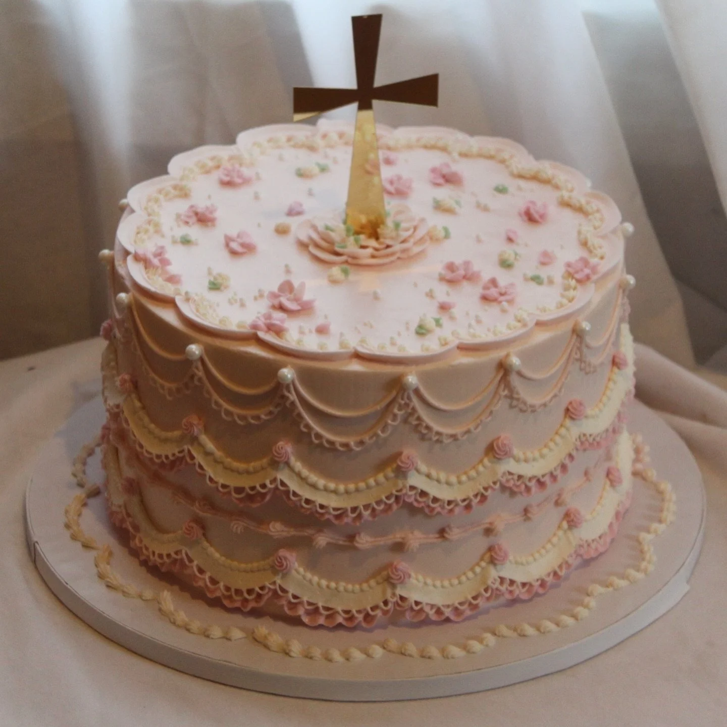 remake of a previous cake but for a baptism✝️✨

just in love with these details💓
10 inch 3 layer 🎂