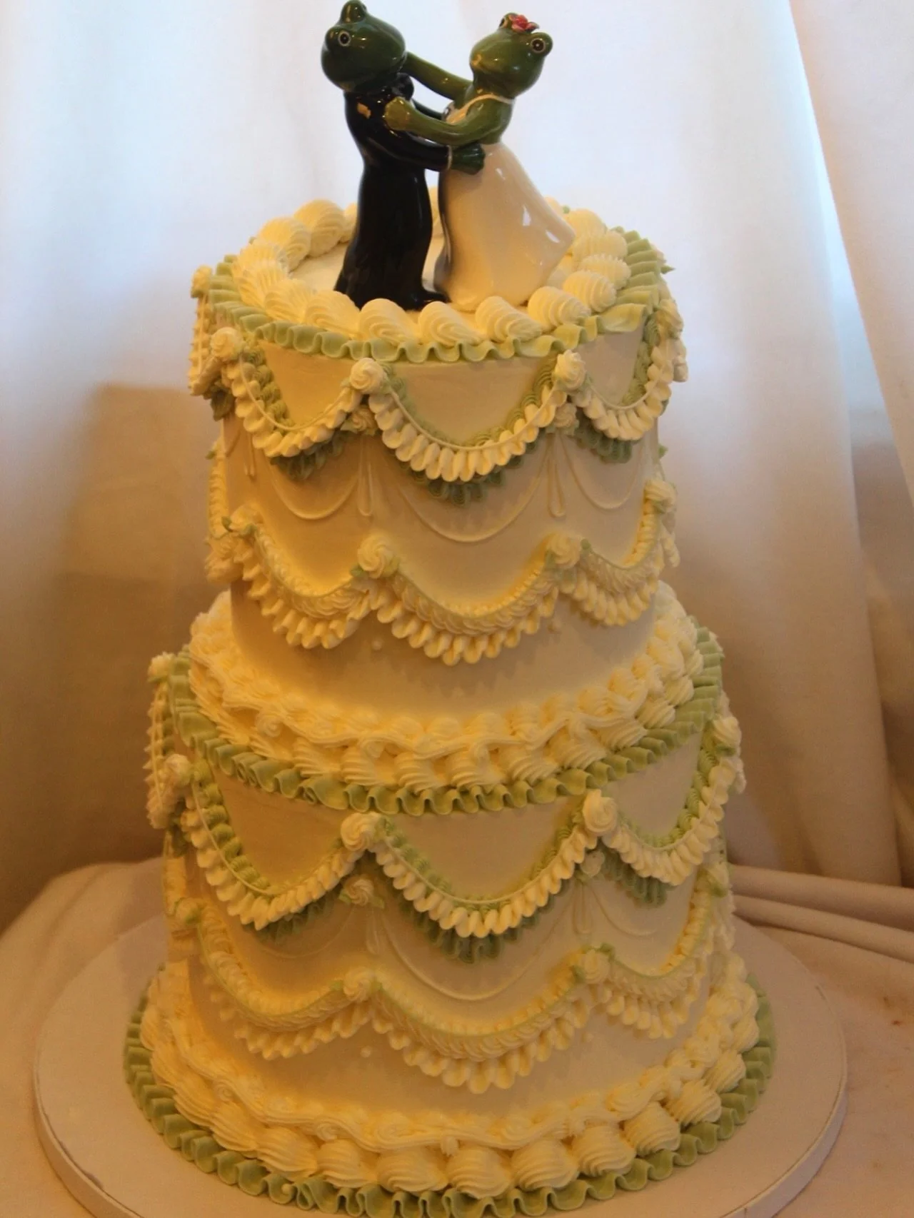 these two frogs are off to get married !🐸💒