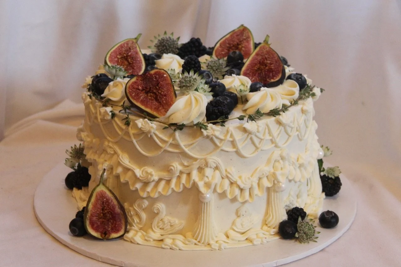 such a fun cake😍

The little vanilla bean specks are my favorite💓