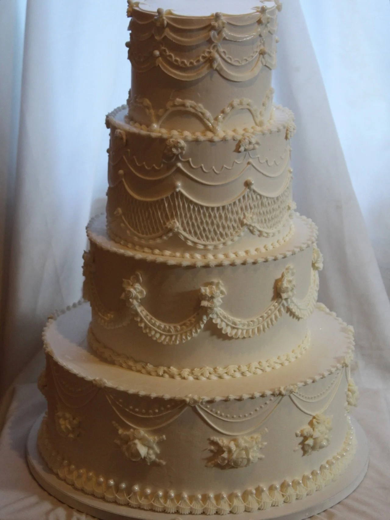 For Amber &amp; Stephen🤍💍 

6+8+10+14 inch tiers of pretty vintage details✨🎂