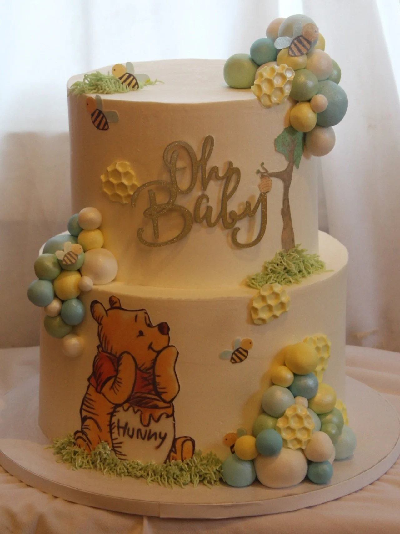 &ldquo;a hug is always the right size&rdquo; ~ Winnie the Pooh💛

The sweetest Winnie the Pooh baby shower cake &amp; treats🧁🍯
