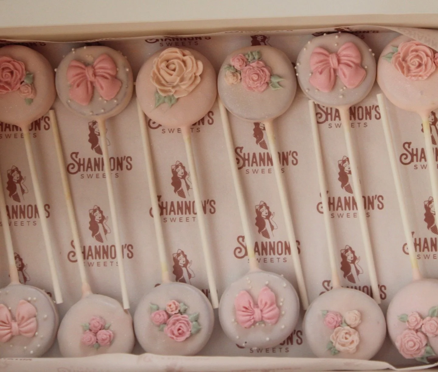 Coquette cake pops with all the roses &amp; pearls for the girly girls☺️🎀