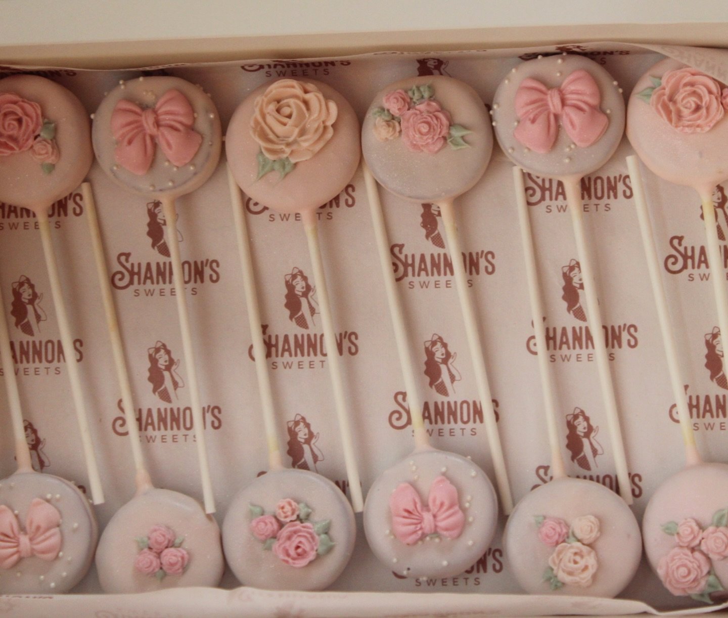 Coquette cake pops with all the roses &amp; pearls for the girly girls☺️🎀