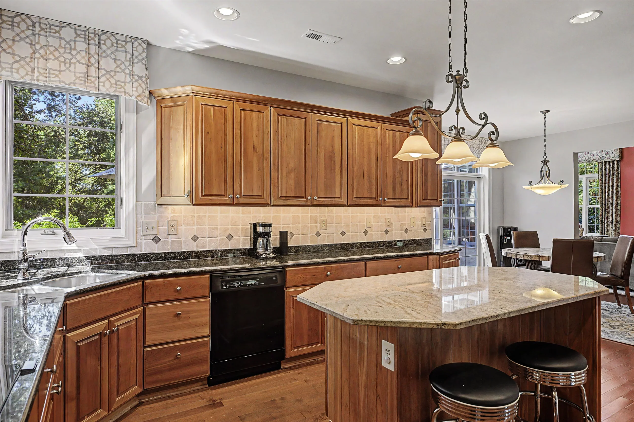 16 chestnut ln north wales pa 19454 has a large gourmet kitchen with backsplash and beautiful countertops
