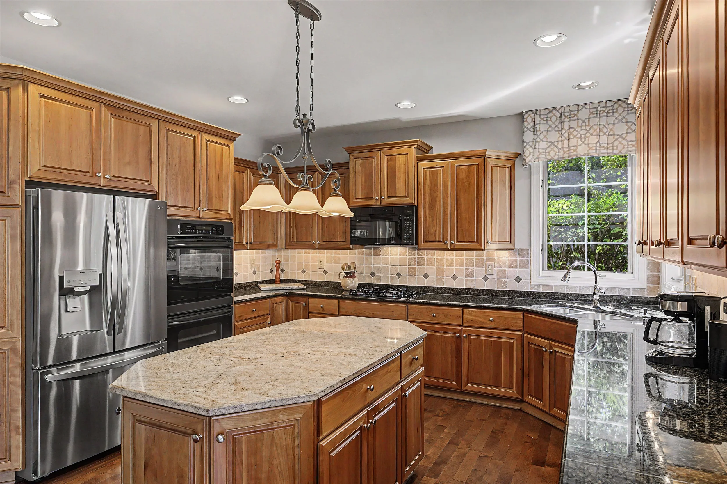 16 chestnut ln north wales pa 19454 features a gourmet kitchen with backsplash and beautiful countertops