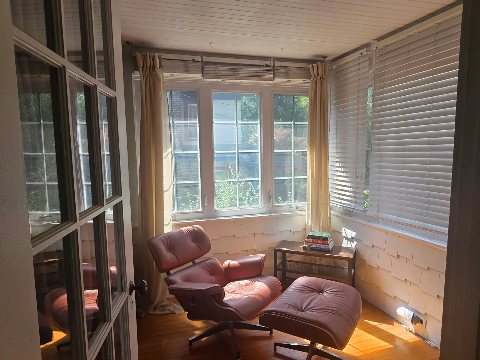 408 Greenwood Ave Wyncote PA 19095 features a sunroom
