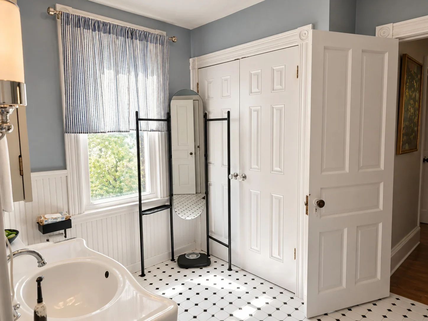 Full Bathroom 1