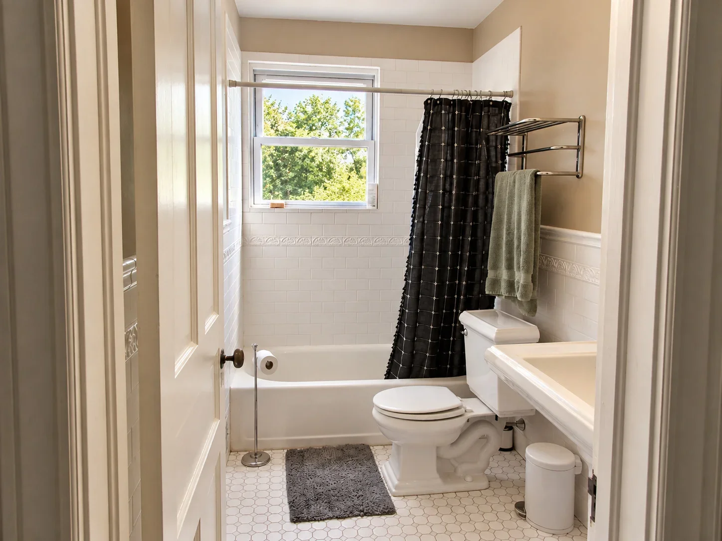 Full Bathroom 2