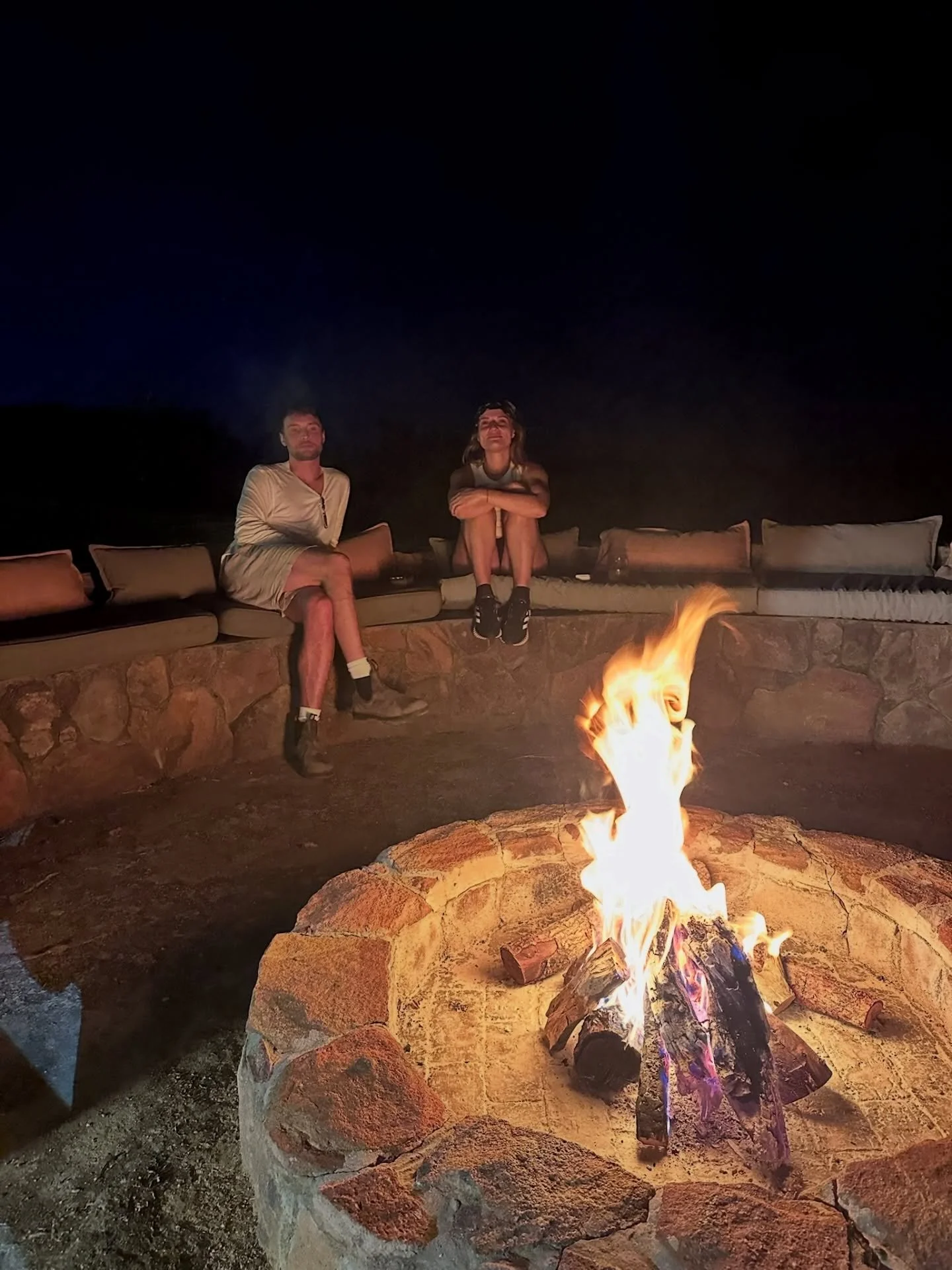 Bonfire nights at Morala are where the day comes together. Stories from the drive, plans for tomorrow and the kind of conversation that only happens when there&rsquo;s nowhere else to be.

#MoralaLodge #PrivateSafari #WelgevondenReserve #LuxurySafari