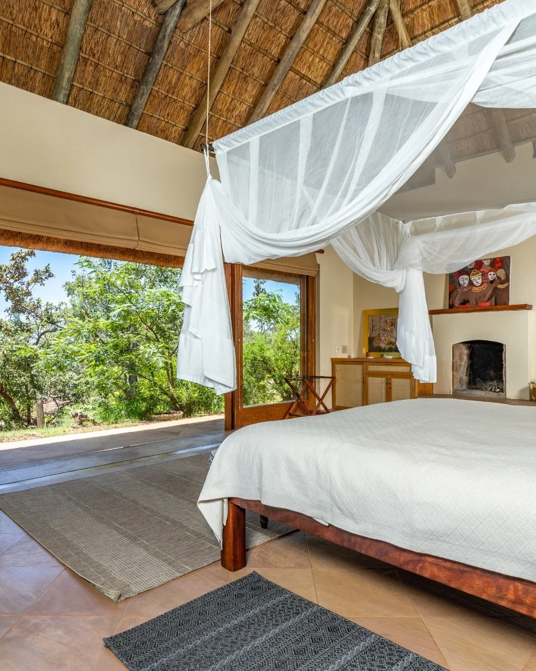 The master bedroom offers a private sanctuary of comfort and calm.

Spacious, refined and immersed in nature, it is designed for slow mornings, quiet evenings and effortless relaxation in the heart of the bush.🌿

Experience the comfort of your priva