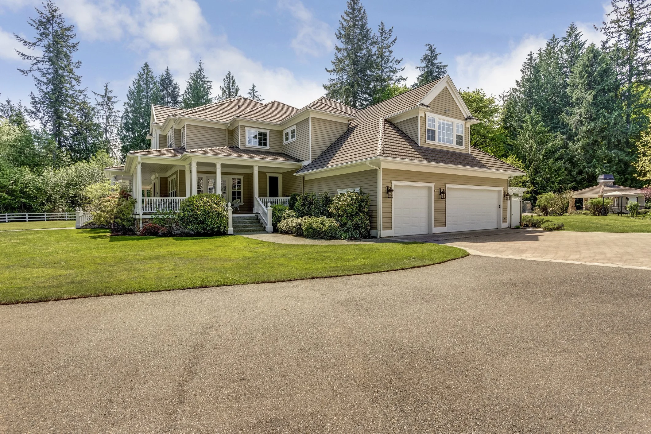 Modern home 3 garage doors