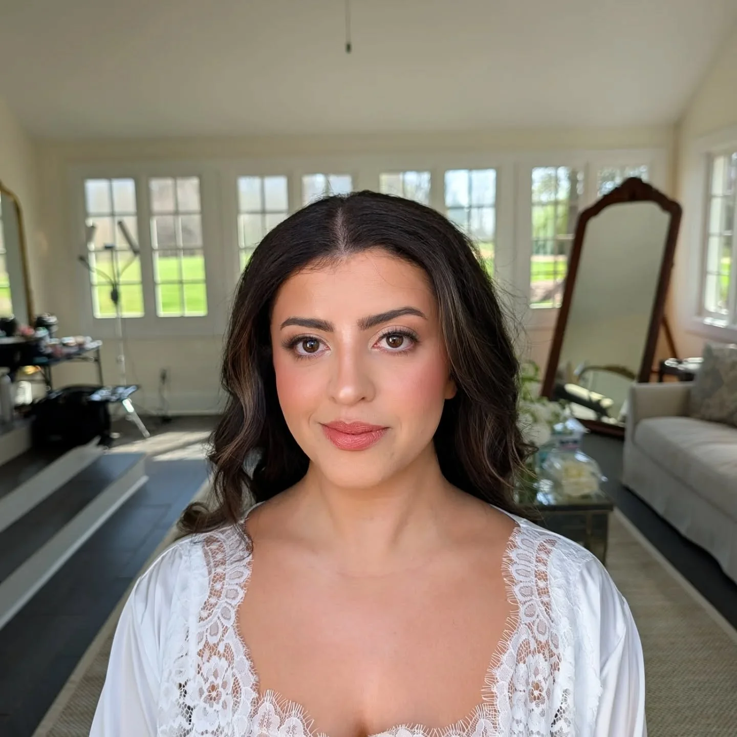 Bella Emily's soft glam bridal makeup is perfection 

It consisted of warm bronze and peachy tones and it complimented her so beautifully 

Products used 
@diorbeauty backstage face and body foundation, glow palette and forever concealer 

@hungvanng