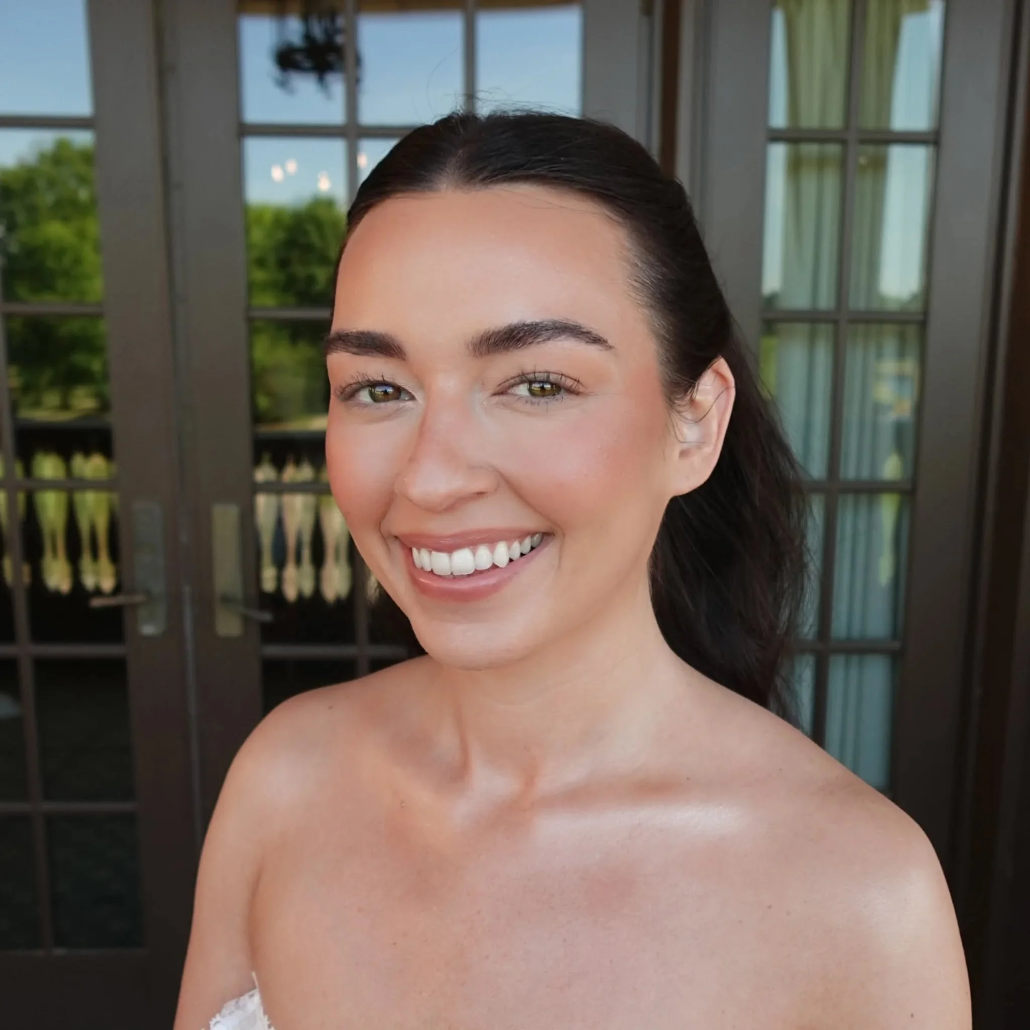 Bella Olivia's bridal makeup look was everything and more 🤍

It was bright
Felt natural
And true to her 

Products used 
SKIN 
@rhode glazing milk
@onesize hydro sculpt lotion 
@rarebeauty eye patches 
@firstaidbeauty peel pads 

EYES
@patricktabeau