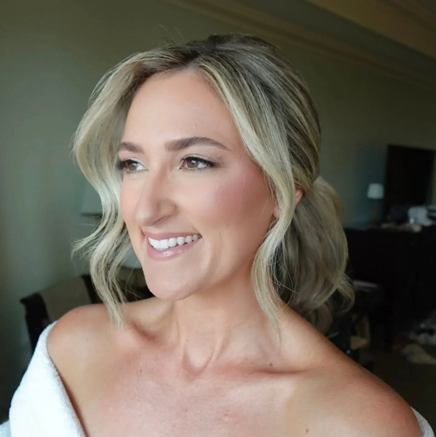 Your dream bronze rosey toned rehearsal dinner makeup inspo to save

Bella Carly's rehearsal dinner makeup consisted of 
🤍 bronze rosey toned eyes with a brighter shimmer 
🤍 a sculpted eyeliner look 
🤍 a soft fluffy lash
🤍 a brighter pinkier chee