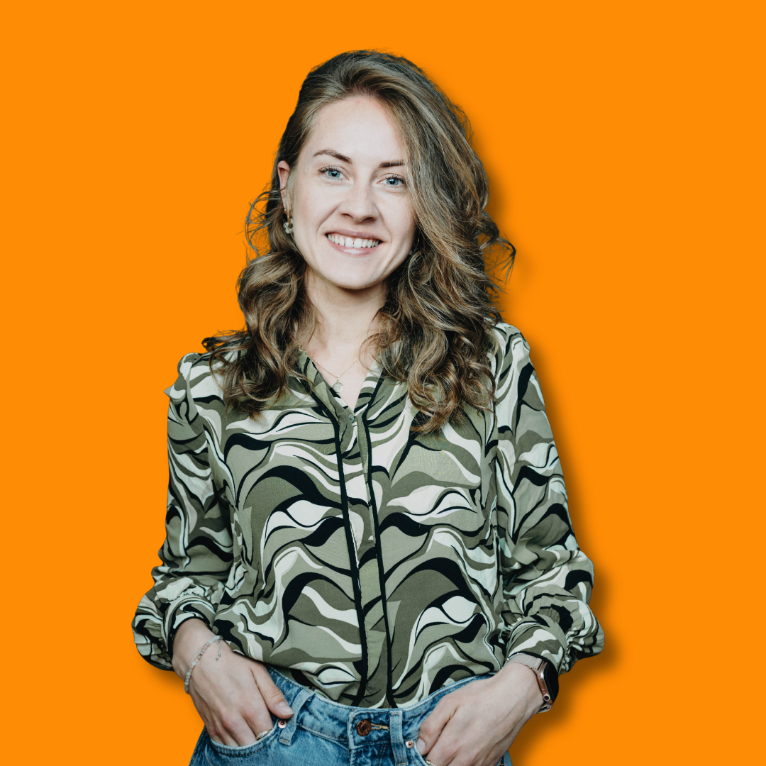 Foto Nadine Schreiner auf orangenem Hintergrund