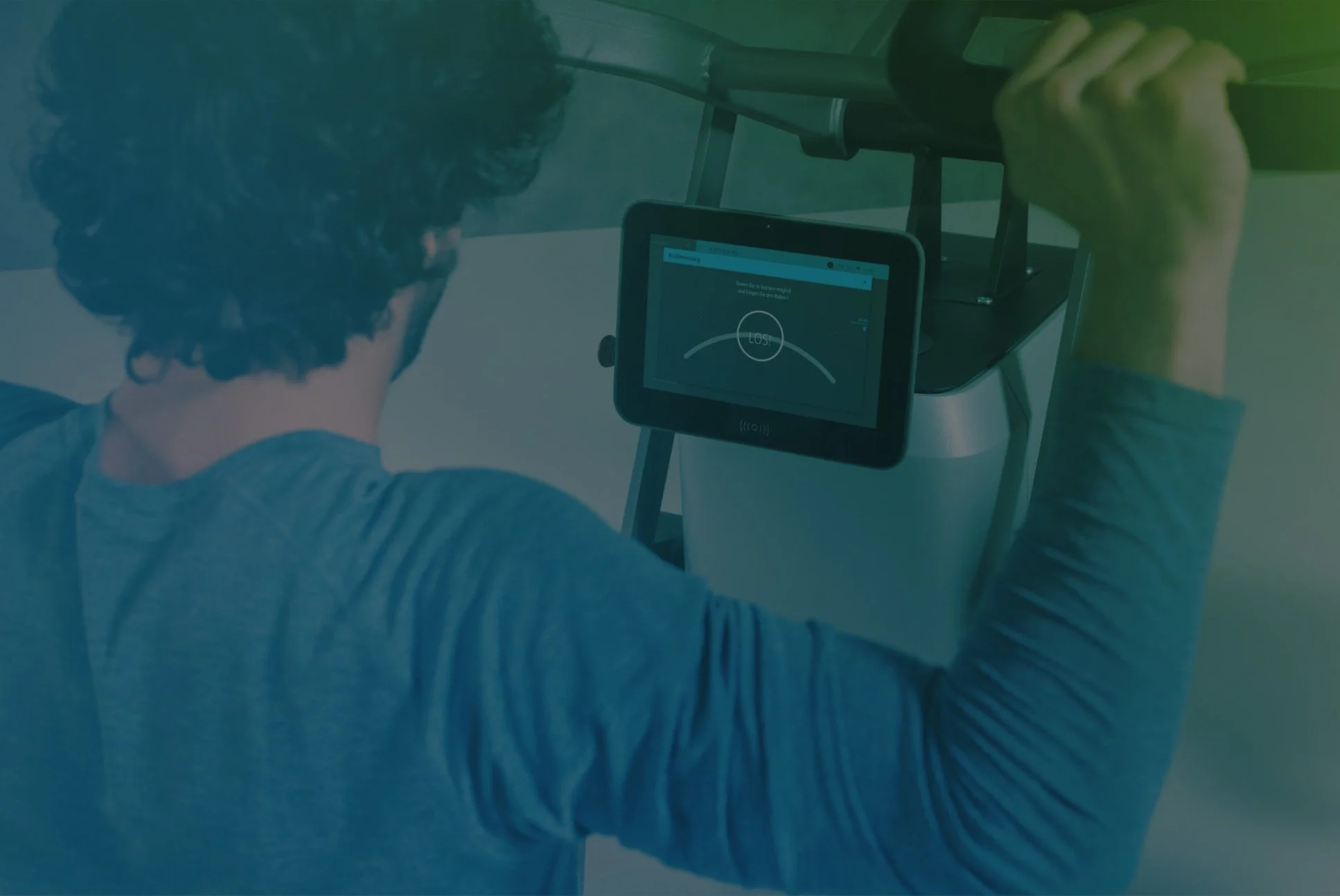 Person verwendet ein Fitnessgerät mit digitalem Display.