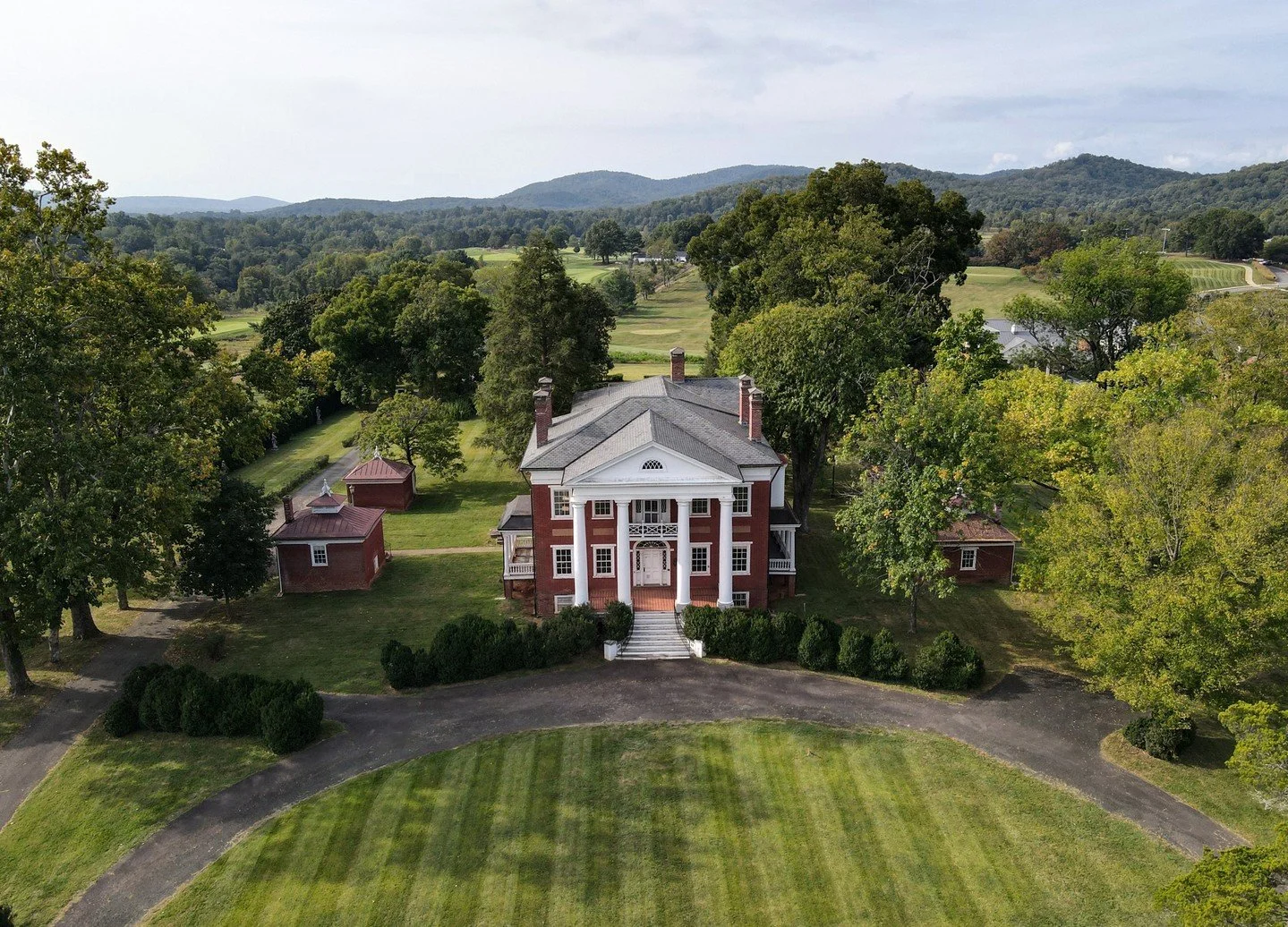 A landmark unveiling for @birdwoodmansion: located within @boarsheadresort, this historic seven-room boutique property in Charlottesville reopens as a thoughtfully restored luxury escape. ⁠
⁠
Defined by heritage and quiet sophistication, it offers in