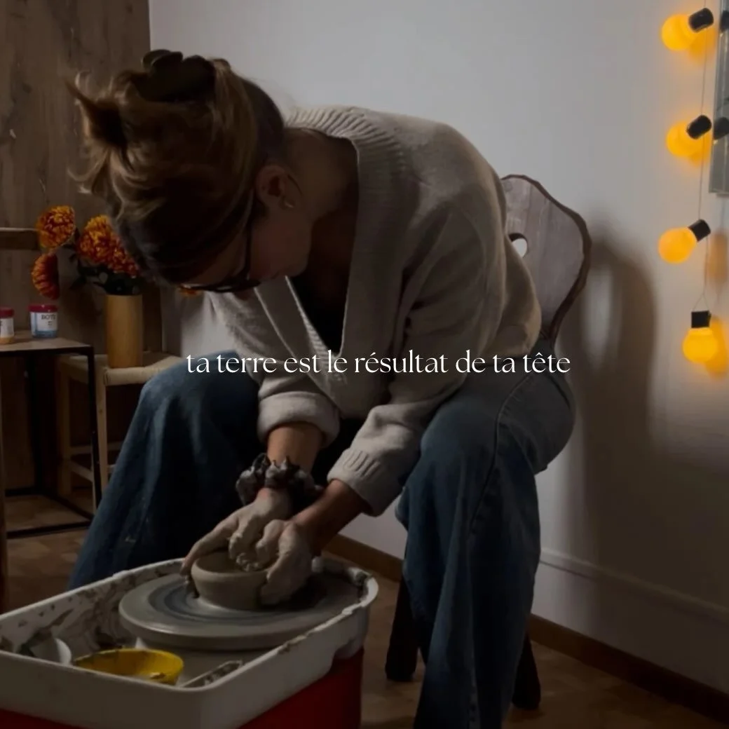 La terre est ton miroir.
Au d&eacute;but, ce n&rsquo;est qu&rsquo;un tas de boue sans forme.
Puis, sous tes mains, guid&eacute;e par ton rythme,
ton &eacute;nergie, ton calme ou tes tensions,
ta terre prendra la forme de ta t&ecirc;te. 

Si tu es imp