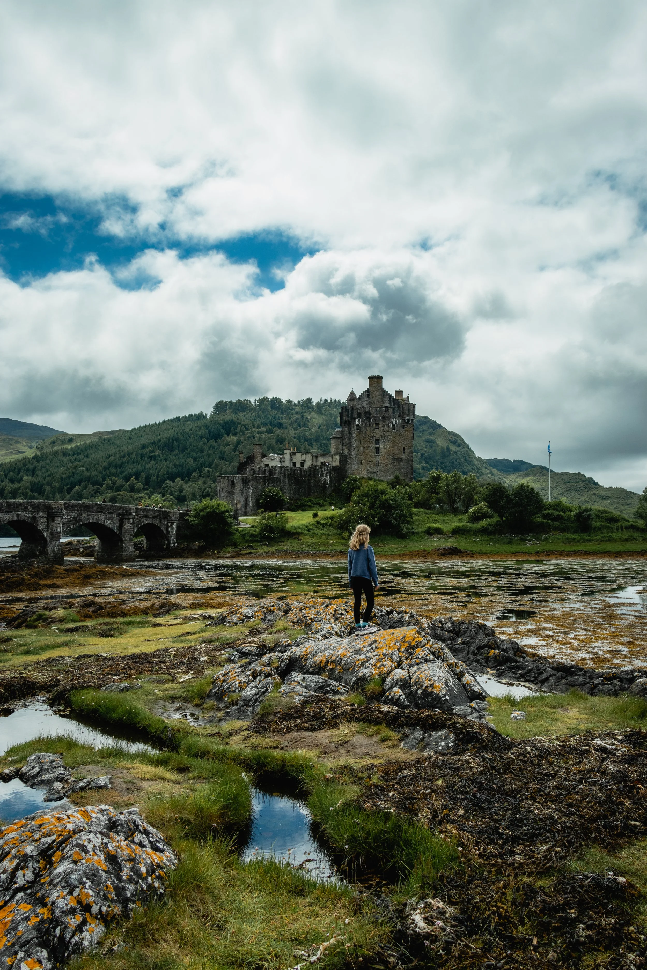 A child looking at Eli Donan Castle in Scotland