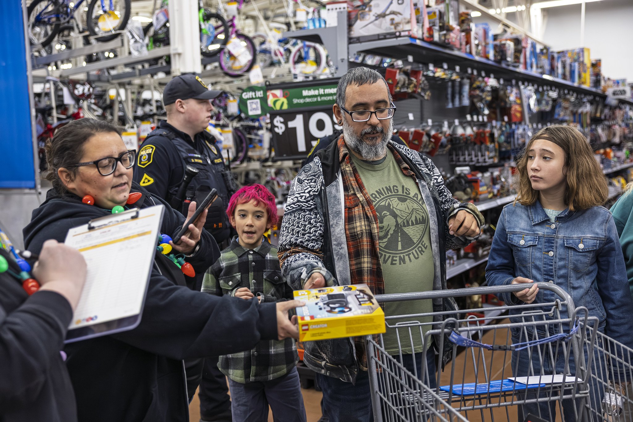 20251211_shop_with_a_hero_0067
