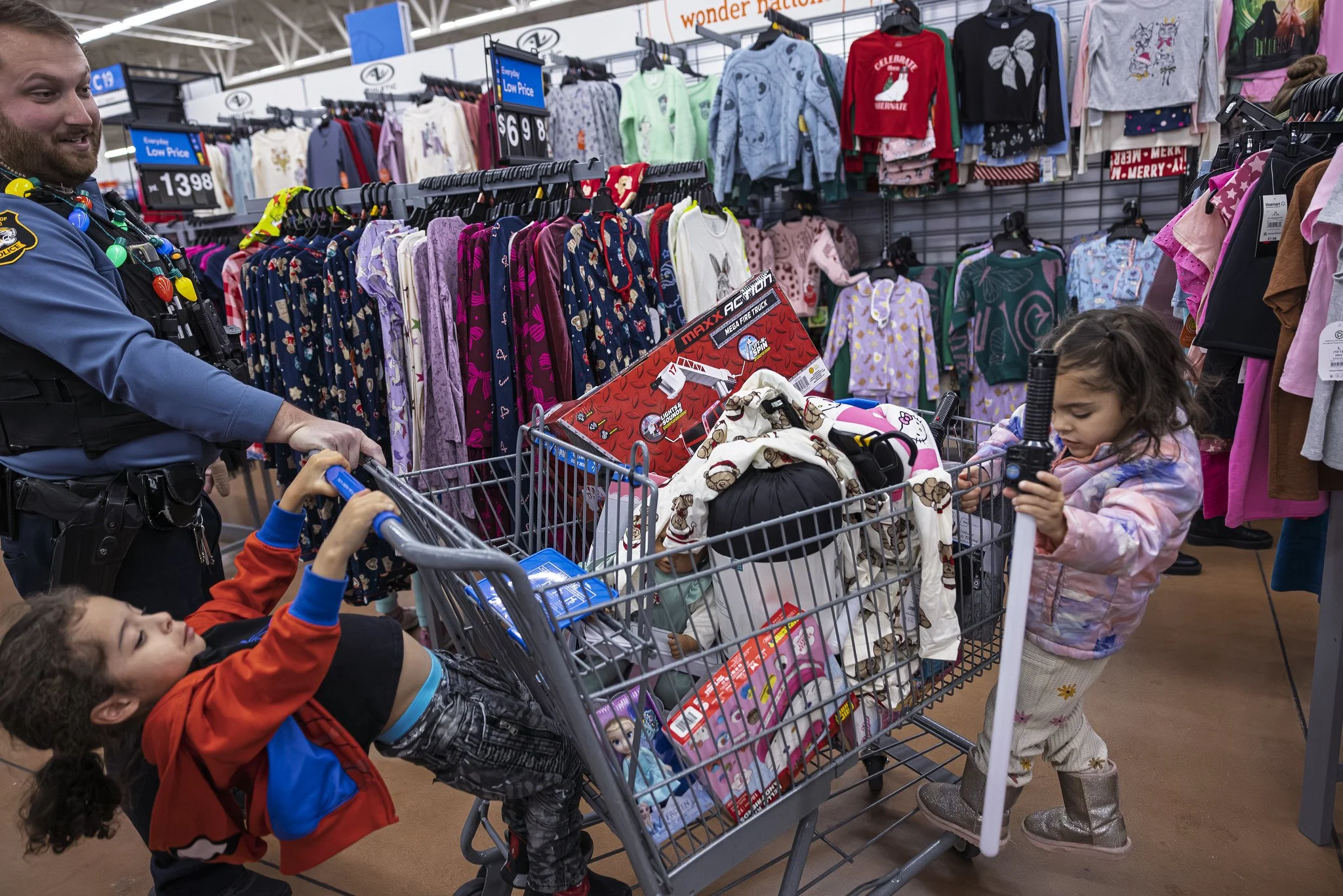 20251211_shop_with_a_hero_0177