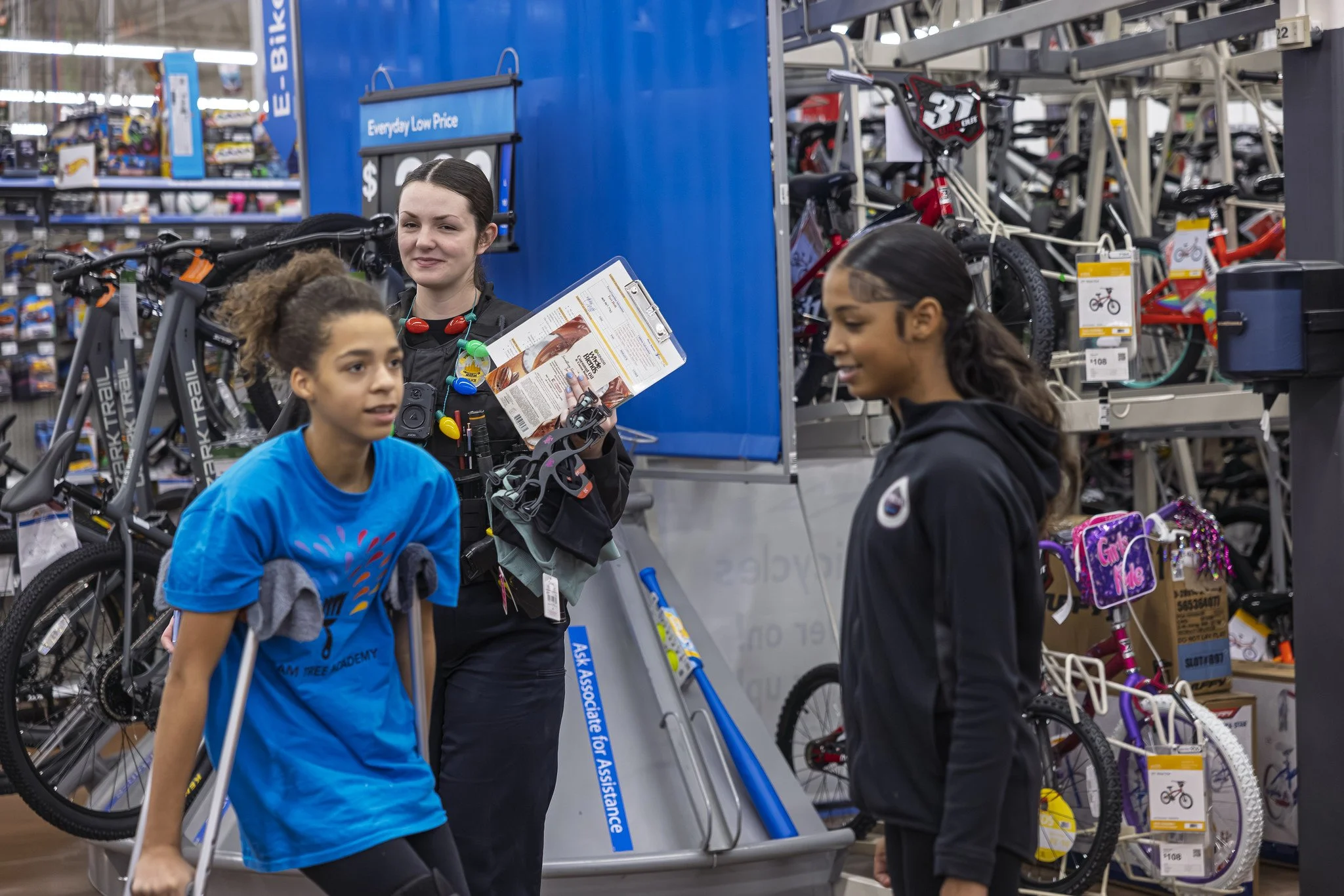20251211_shop_with_a_hero_0277