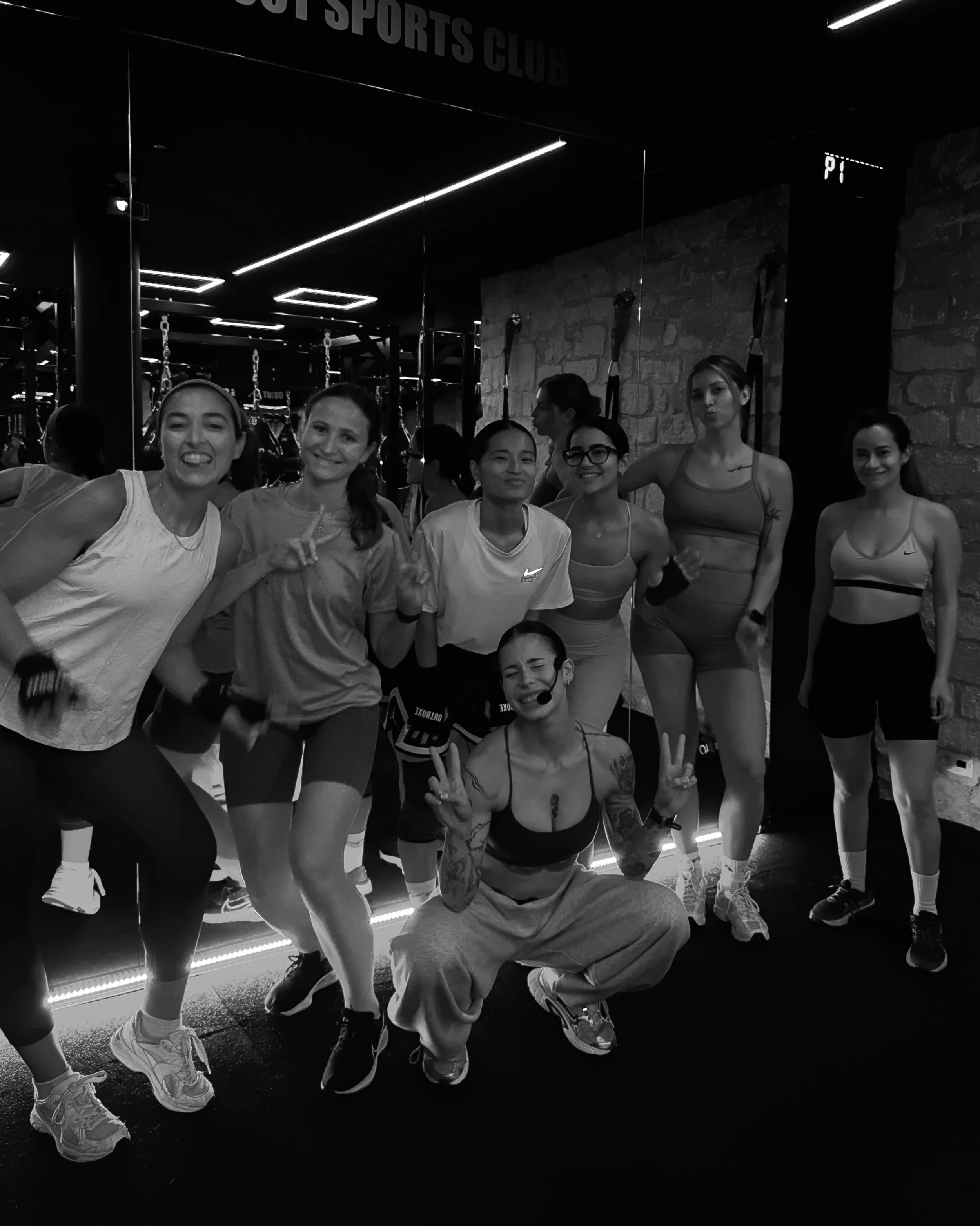 Our monthly Oysho date 🥊

Un cours. 
Une team. 
Toujours la m&ecirc;me &eacute;nergie. 

See you next month 🖤

@oysho_community