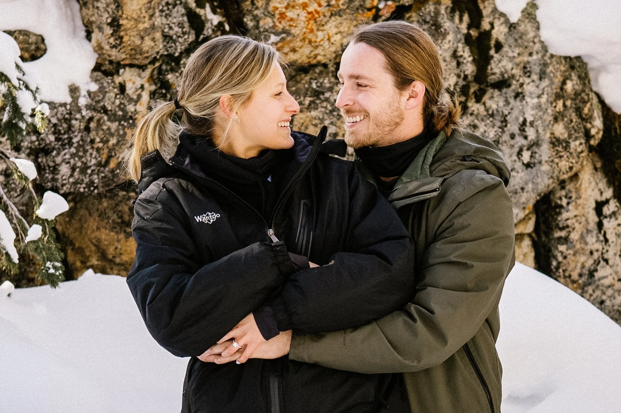 snuggle-pose-while-on-the-slopes.jpg