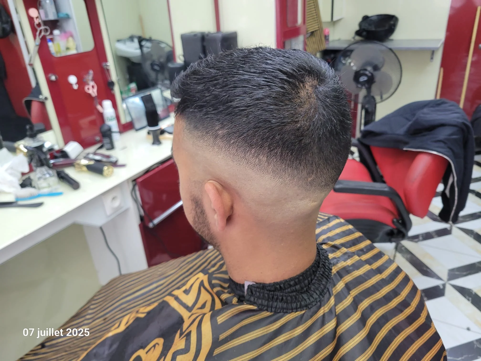 Coiffure homme moderne à deux tons, pour un style élégant et audacieux.