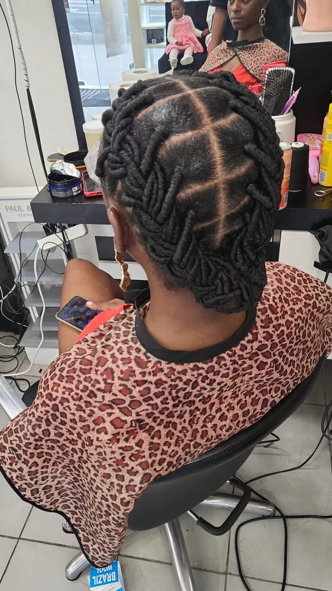 “Torsades stylées avec un motif en cœur délicat, un look créatif et féminin qui fait tourner les têtes.”