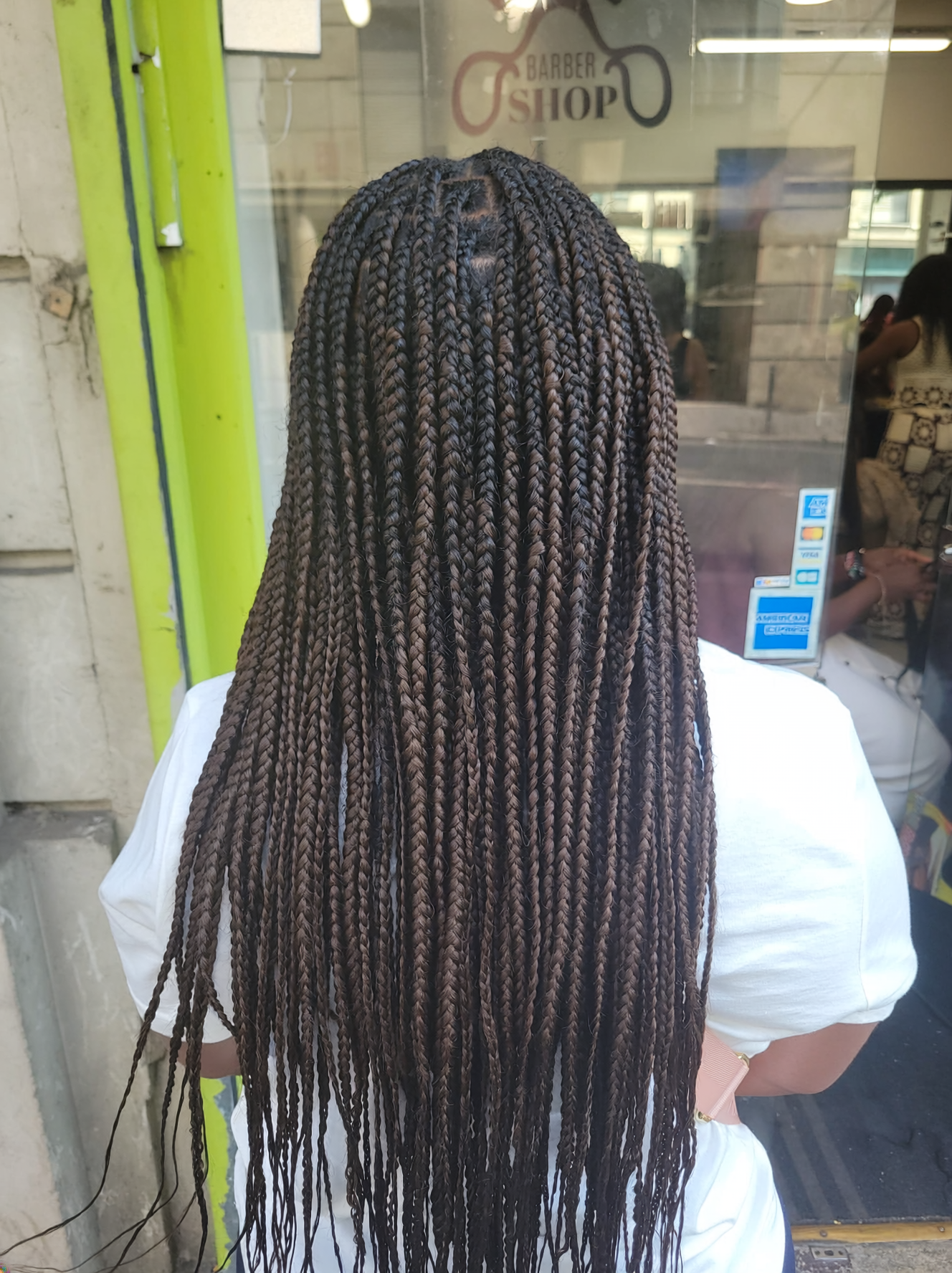 Box Braids mi long brun marron sur une femme