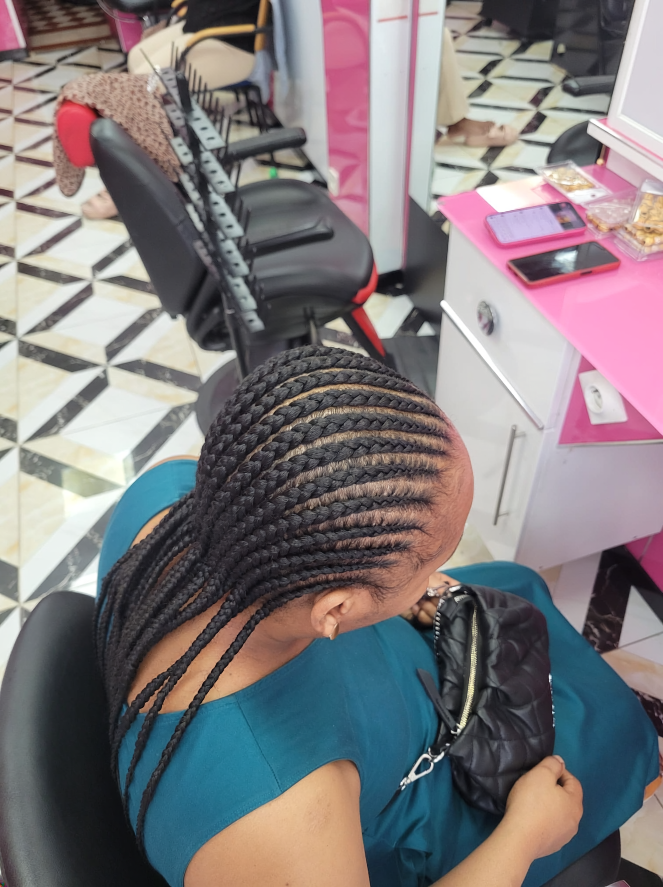 Coiffure tressée en queue arrière élégante, alliant style moderne et mouvement naturel.