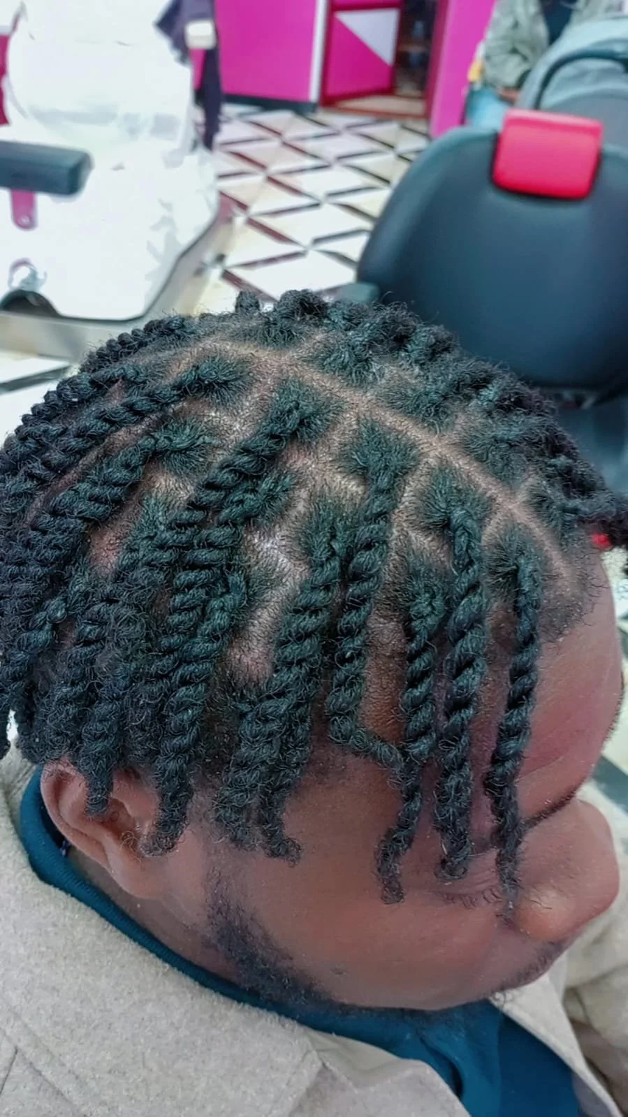 Vanilles africaines soigneusement tressées, pour un style élégant et moderne.