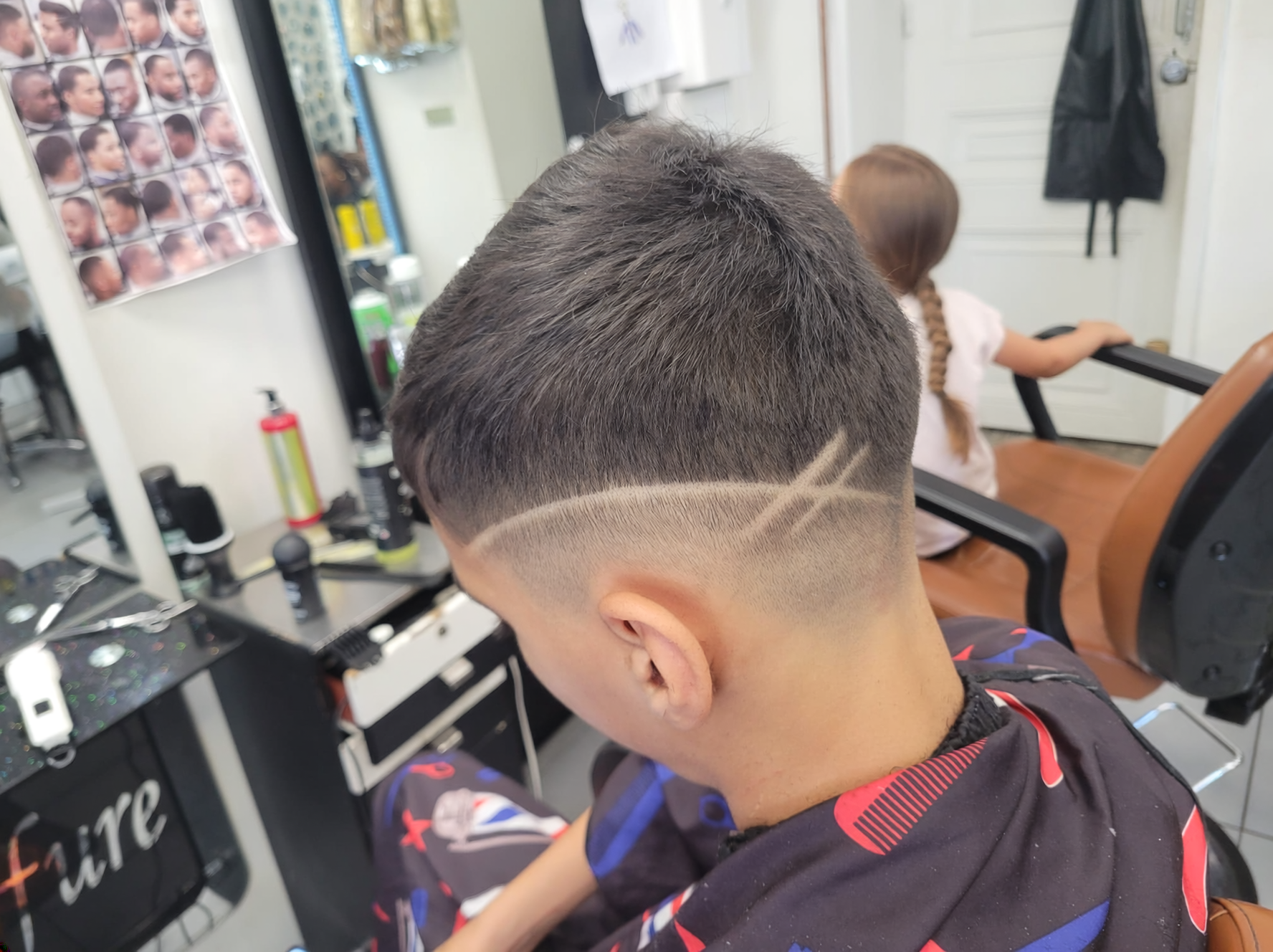 Coiffure homme moderne à deux tons, pour un style élégant et audacieux.