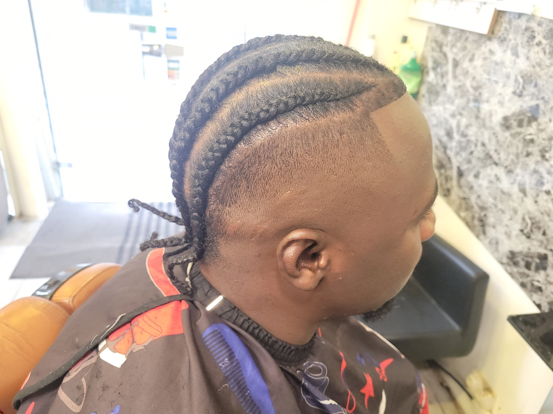 Nattes collées élégantes avec undercut stylé, un look moderne et masculin qui attire tous les regards.