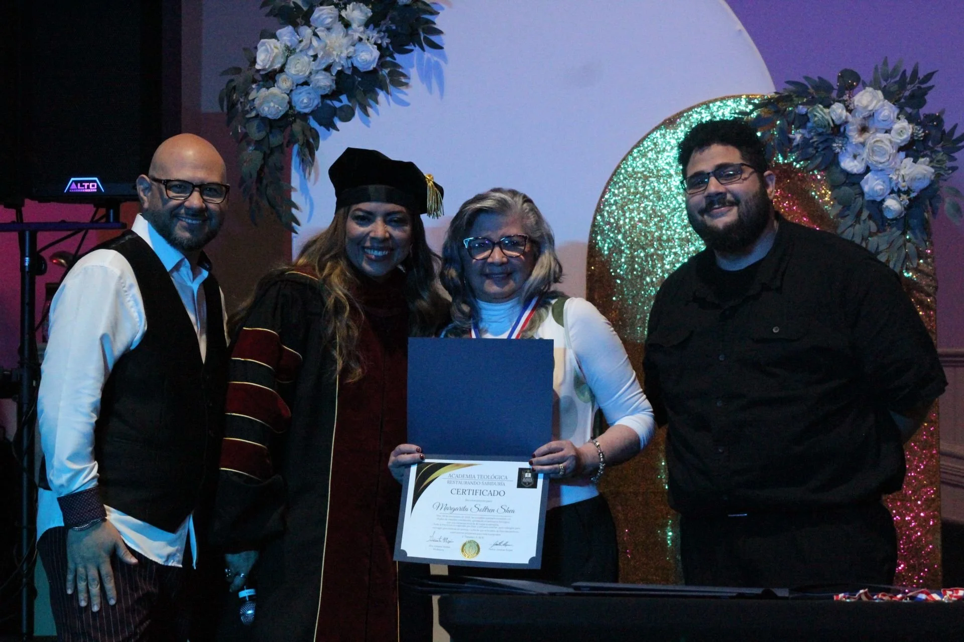 La Dra. Mejías, el Pastor Jonathan Mejías y el maestro José Medina, junto a Margarita Soltren, estudiante graduada.