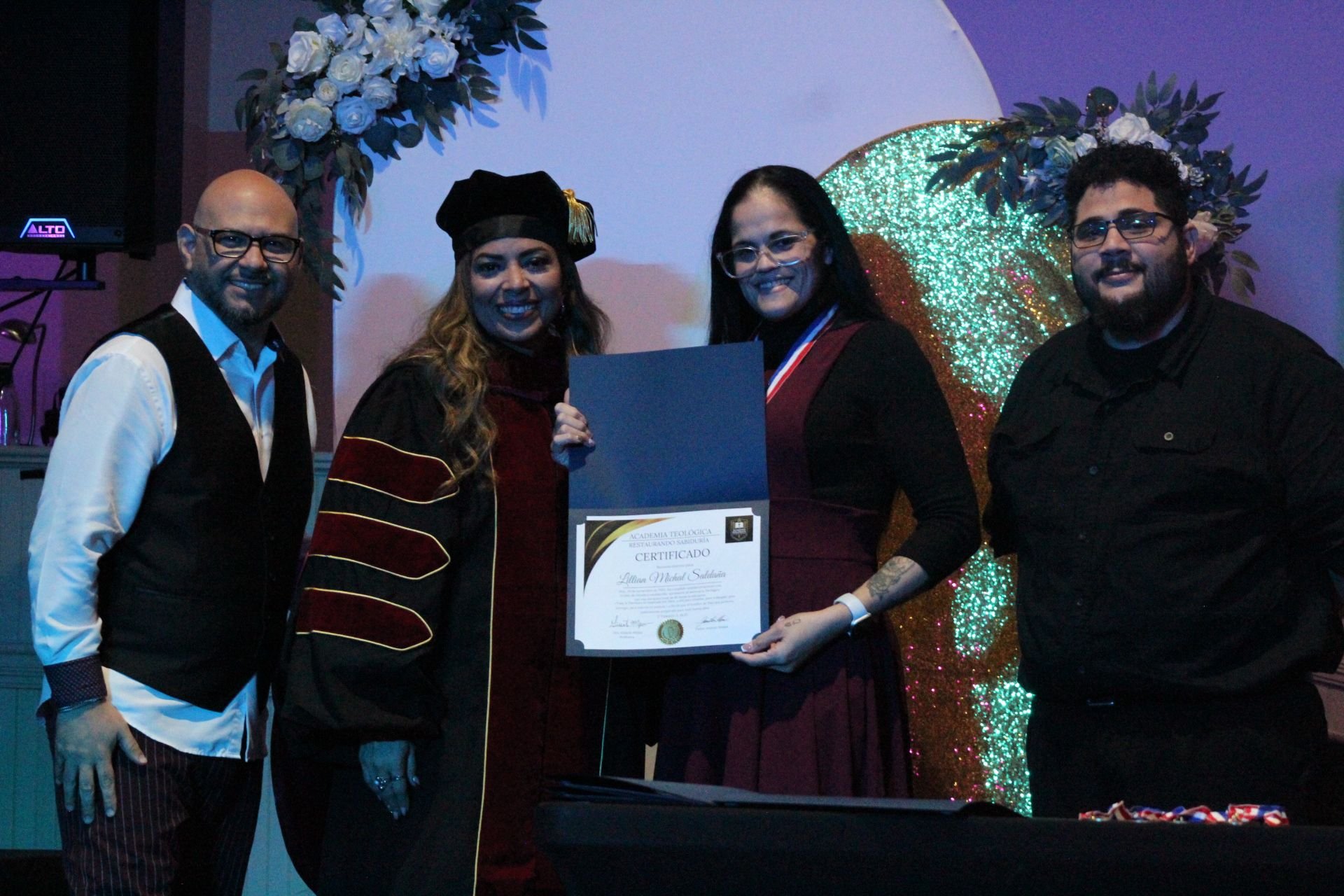 La Dra. Mejías, el Pastor Jonathan Mejías y el maestro José Medina, junto a Lillian Saldaña, estudiante graduada.