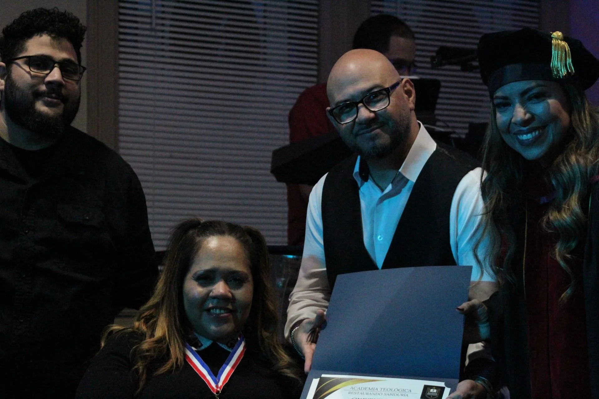 La Dra. Mejías, el Pastor Jonathan Mejías y el maestro José Medina, junto a Carolina Carmenaty, estudiante graduada.