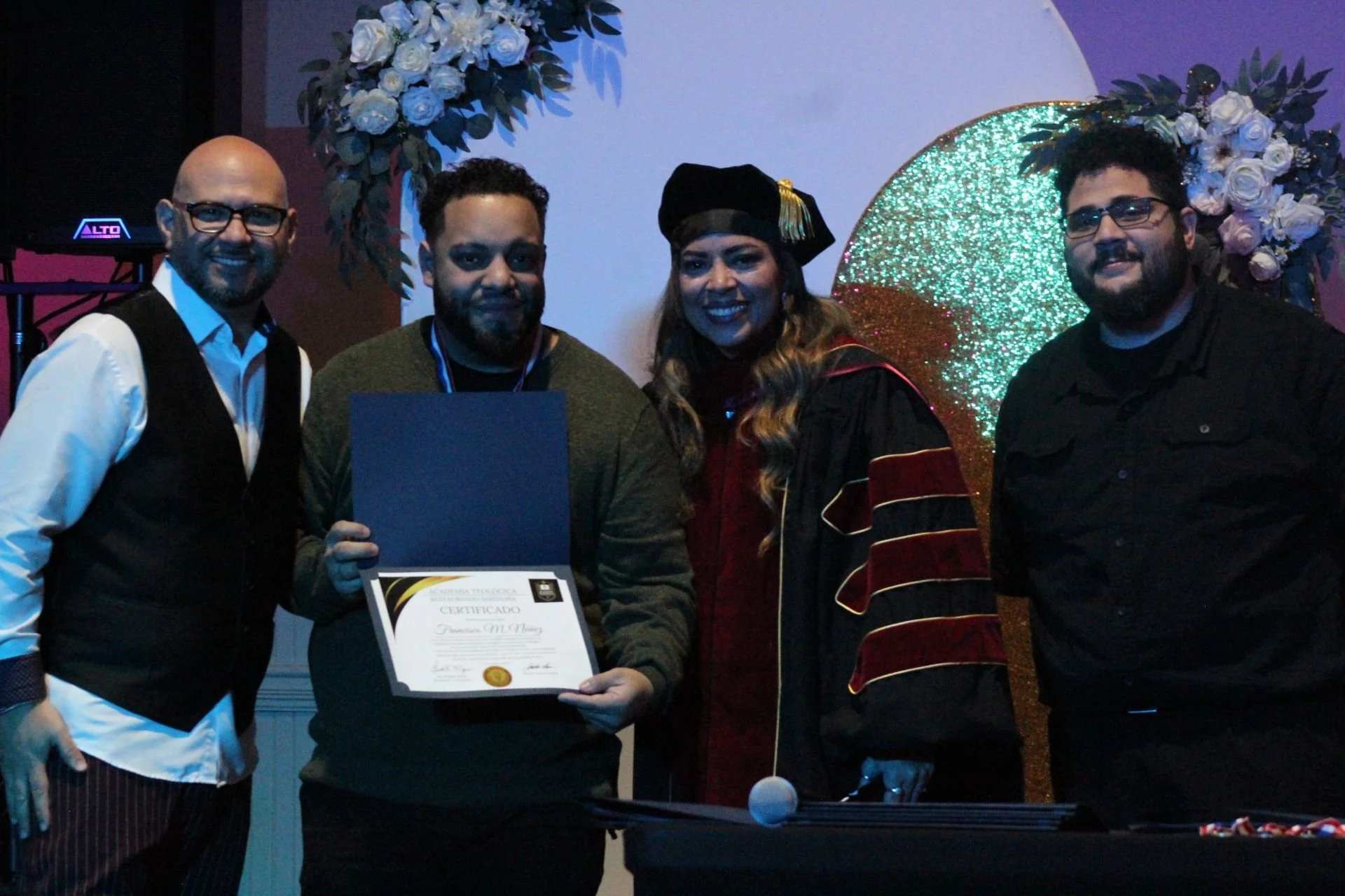La Dra. Mejías, el Pastor Jonathan Mejías y el maestro José Medina, junto a Francisco Nuñez, estudiante graduado.