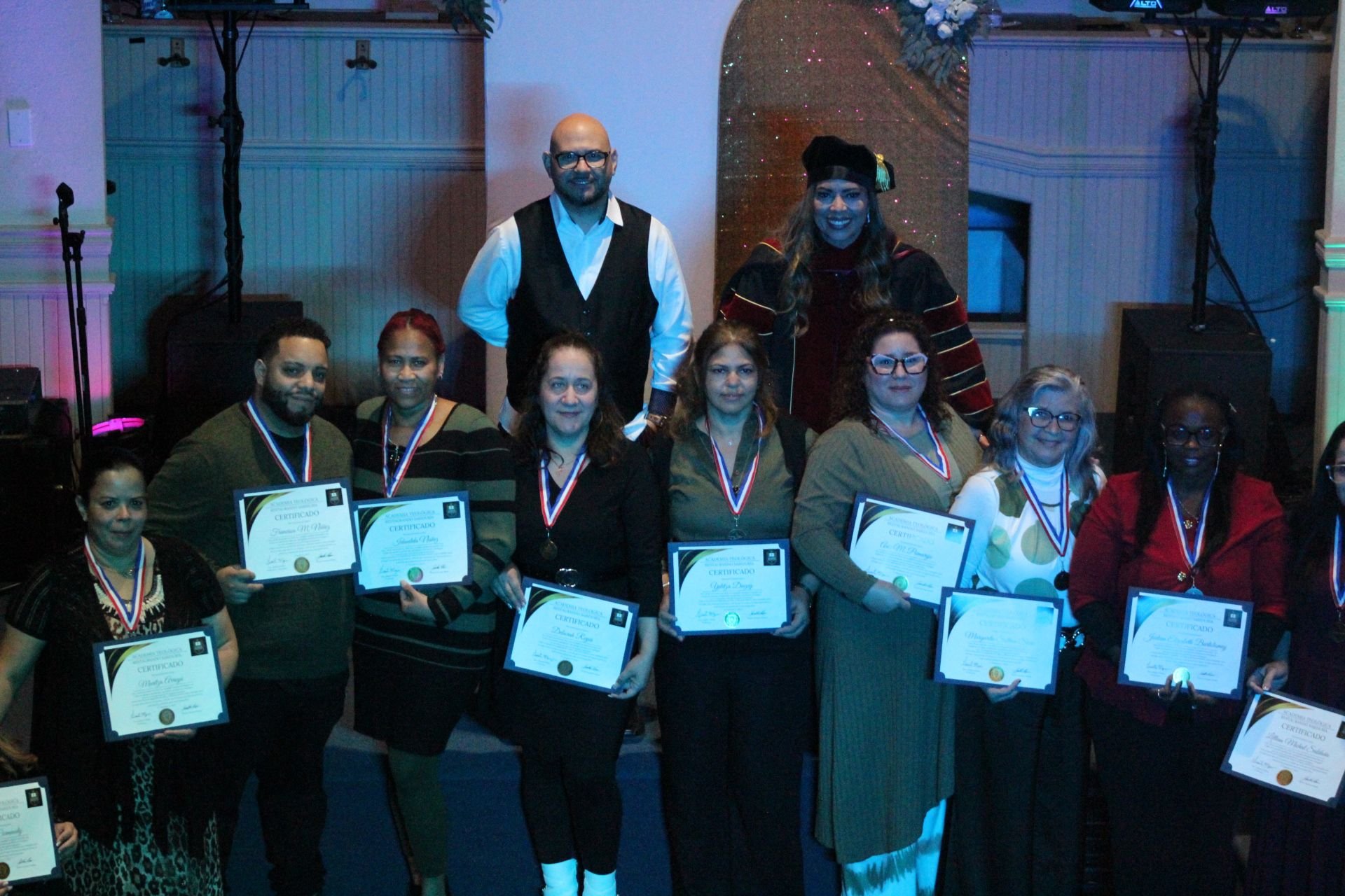 La Dra. Mejías, el Pastor Jonathan Mejías y el primer grupo graduado de la Academia Teológica. 