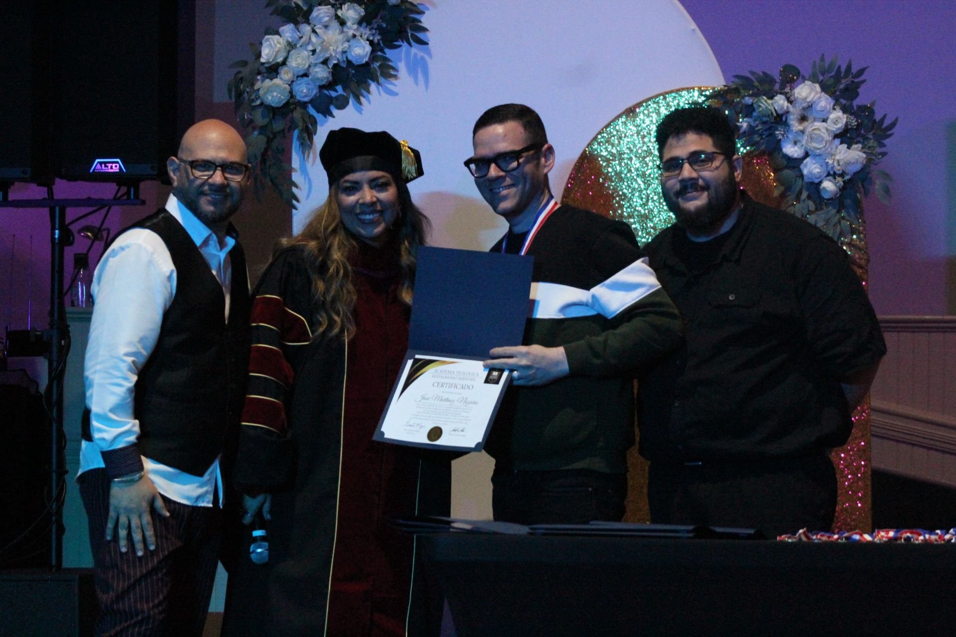 La Dra. Mejías, el Pastor Jonathan Mejías y el maestro José Medina, junto a Jose Martinez, estudiante graduado.