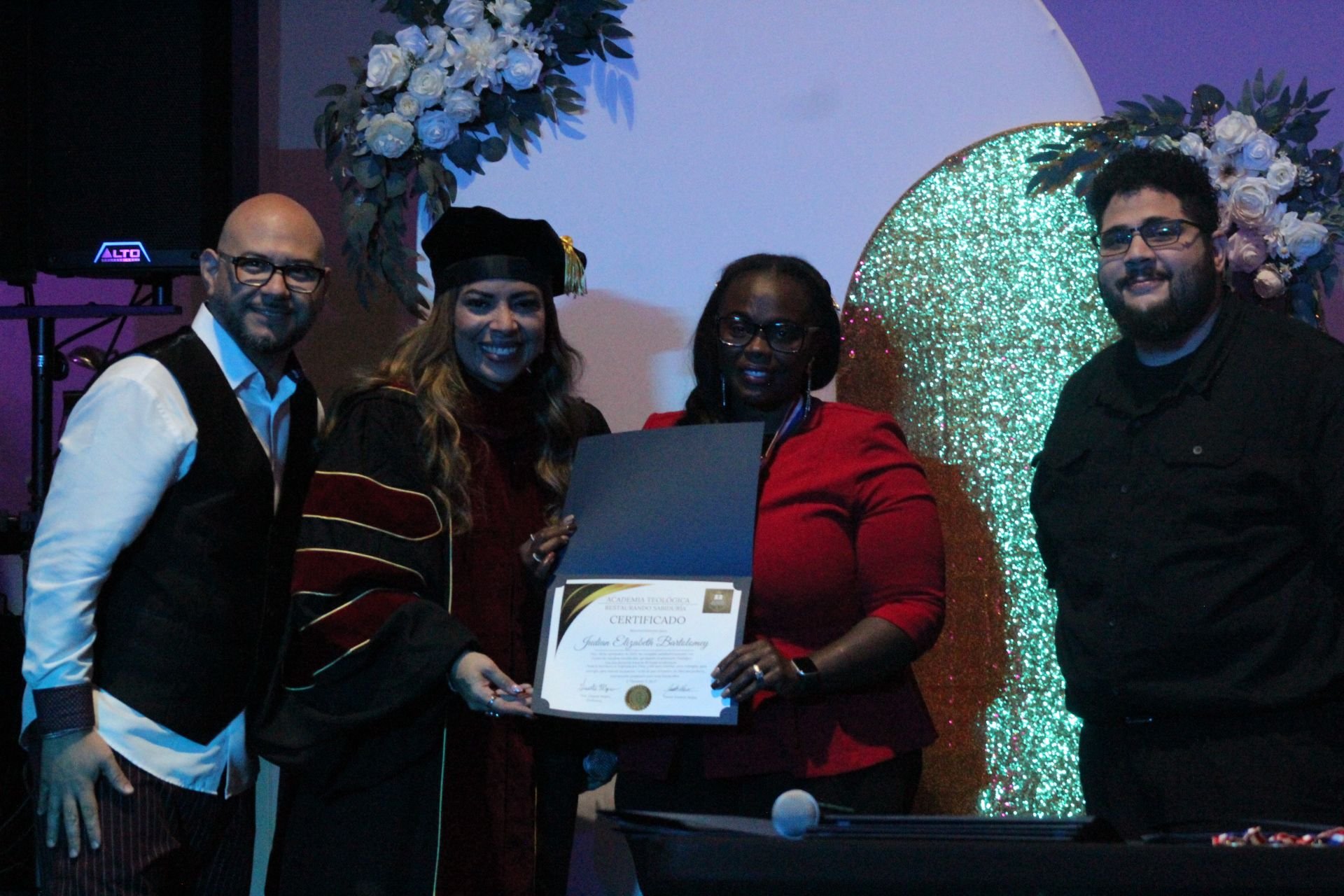 La Dra. Mejías, el Pastor Jonathan Mejías y el maestro José Medina, junto a Judian Bartolomey, estudiante graduada.