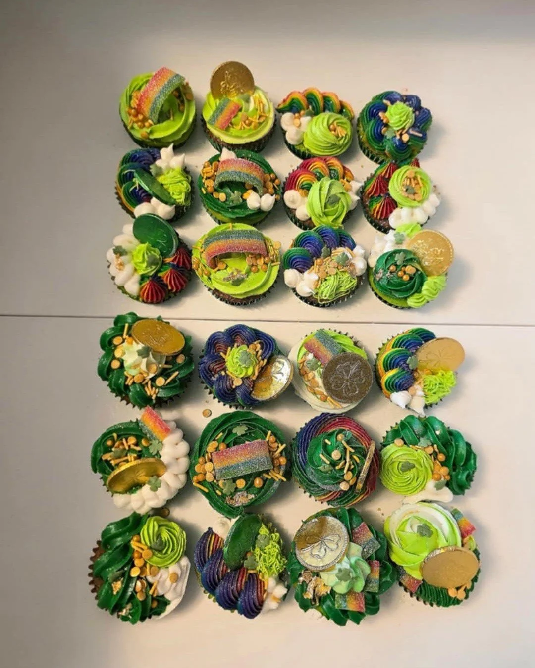 Happy St. Patrick&rsquo;s Day! 🍀

We&rsquo;re feeling extra lucky today with our green vanilla &amp; chocolate cupcakes topped with fluffy buttercream frosting! 🌈✨ Finished with rainbow sour strips and a sprinkle of gold for that perfect pot-of-gol