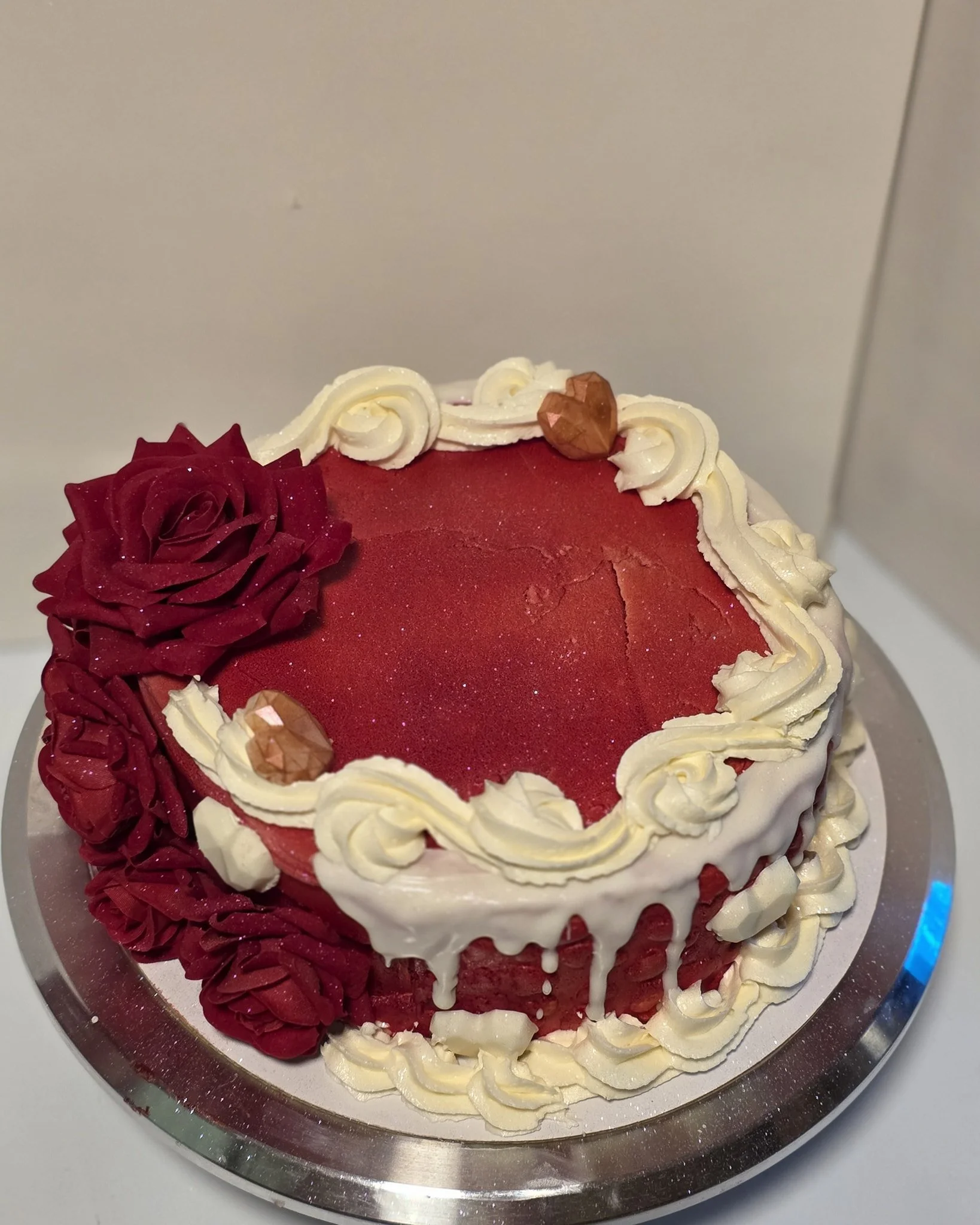 Happy Valentine&rsquo;s Day! 💕
We had so much fun creating this beauty &mdash; a classic Red Velvet Cake layered with rich cheesecake filling, finished with smooth buttercream frosting and elegant white chocolate accents.

Made with love and just a 