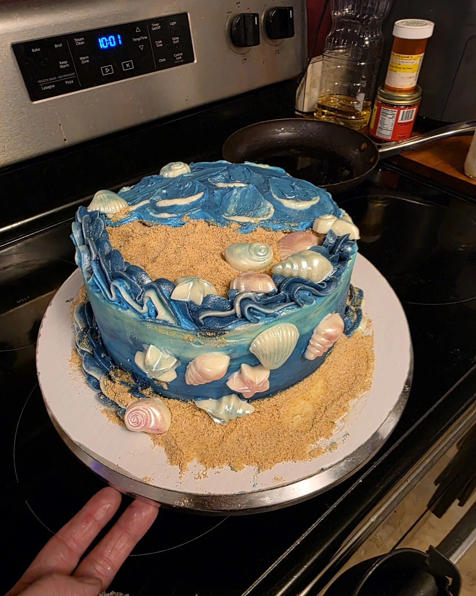 Getting ready for summer and feeling those beach vibes ☀️🌊

Here&rsquo;s one of our seasonal favorites: a strawberry lemon cake topped with smooth buttercream frosting and finished with delicate white chocolate seashells 🍓🍋🐚

Bright, fresh, and j