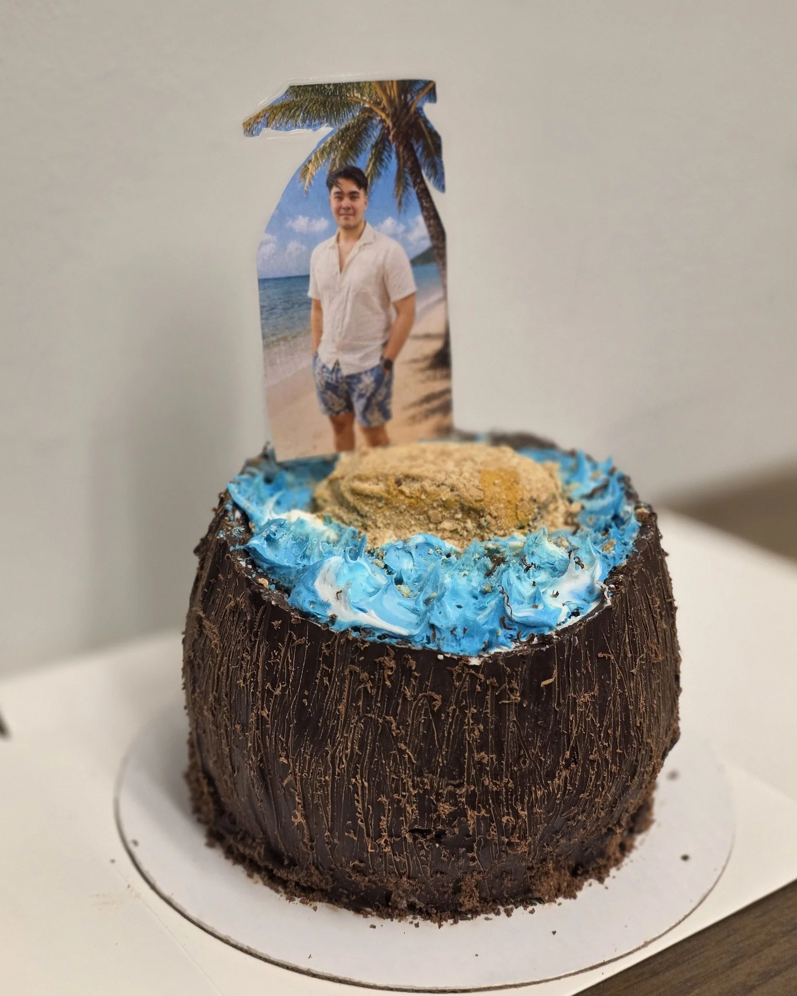 Anyone in the mood for some summer vibes with a coconut-shaped cake? 🥥☀️

This beauty features a fluffy chocolate fudge cake layered with smooth buttercream, then finished with a rich blend of milk and dark chocolate poured over the top to create th