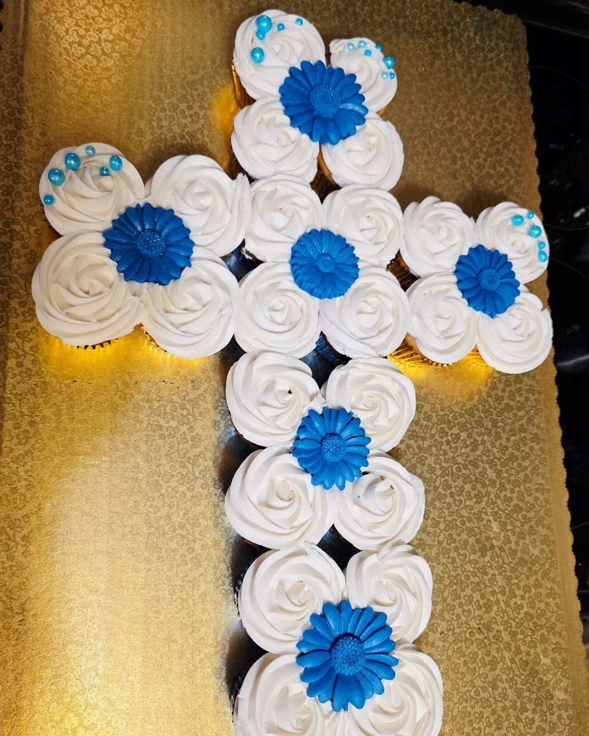 Honored to create this cupcake cross cake for such a special occasion and an especially special young man. ✝️💙

This elegant design features white and chocolate cupcakes topped with smooth white buttercream and accented with beautiful blue daisies &