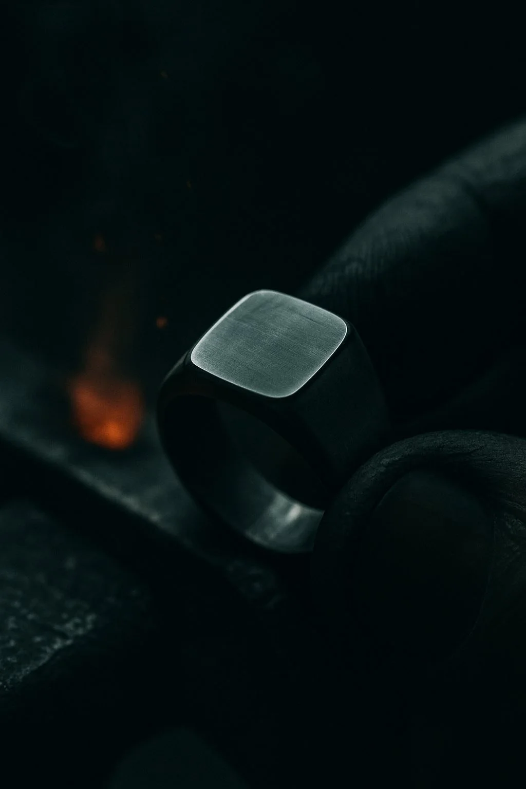 Vista cercana de una palanca de cambios de coche en un interior oscuro.