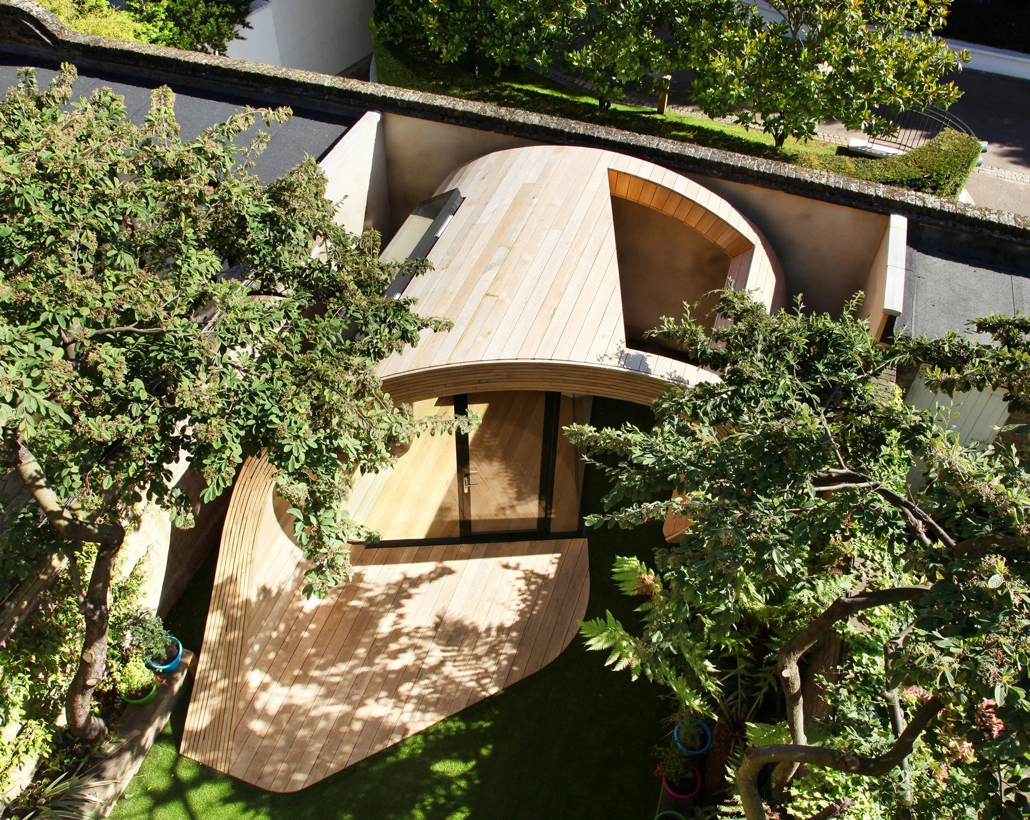 Curved garden office structure